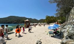 Sandalye ve şemsiyeli tatilciye büyük şok