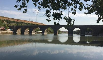 Diyarbakır On Gözlü Köprü